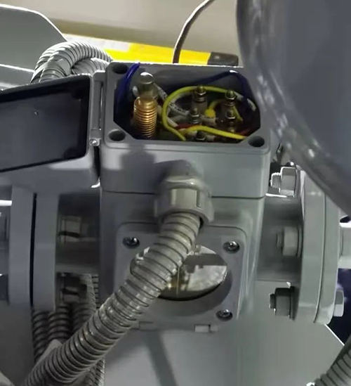 瓦斯繼電器接線盒以及左側的測試頂針 瓦斯繼電器接線盒以及左側的測試頂針